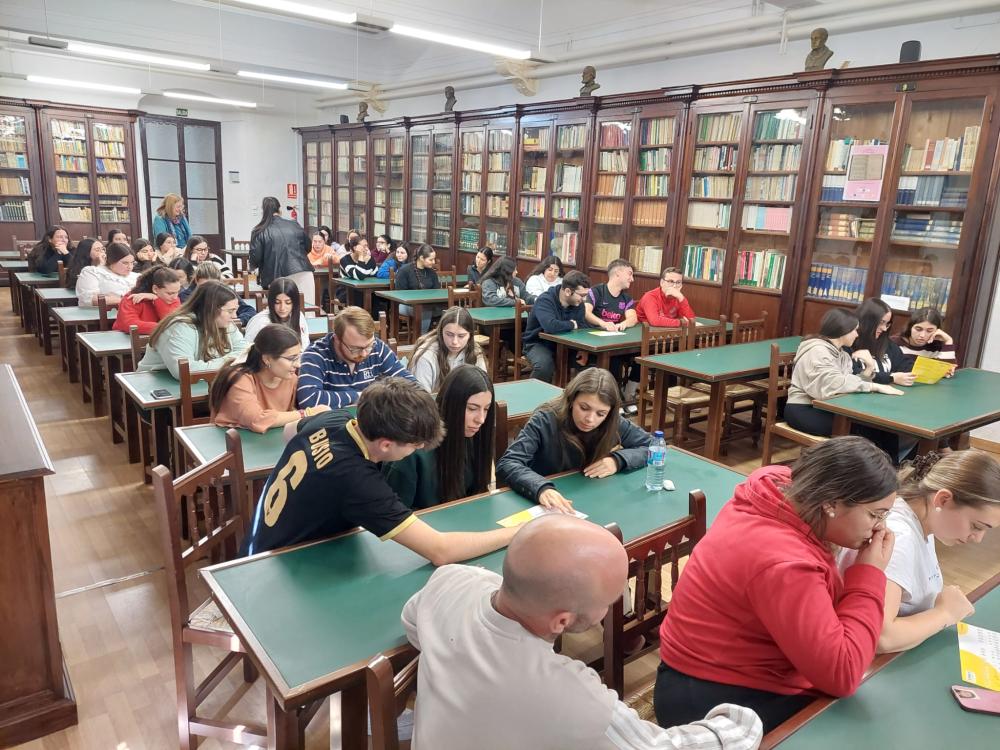 Alumnos trabajando el material didáctico de la ONCE