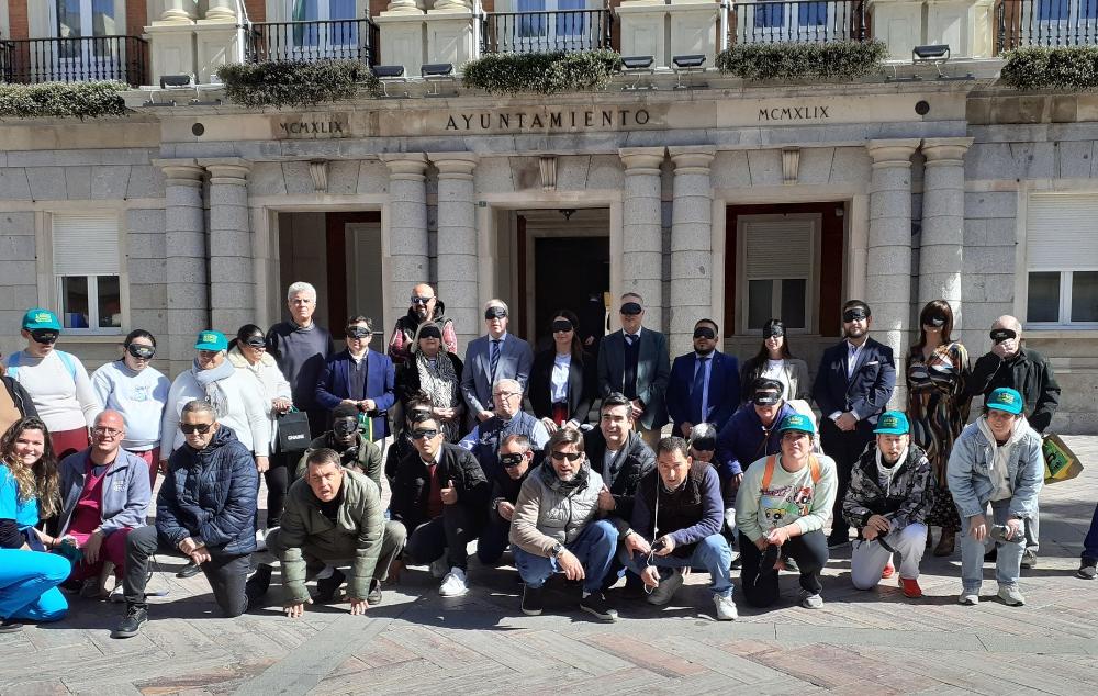 Foto de familia de los participantes en la Inauguración de la Semana de la ONCE en Huelva