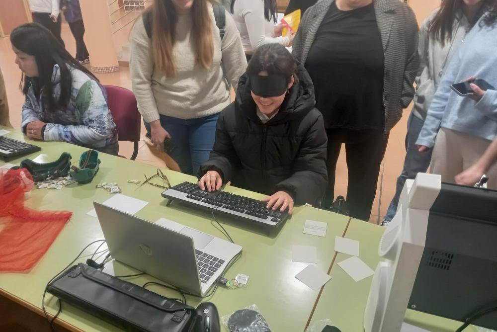 Jaén universitarias usando tiflotecnologías