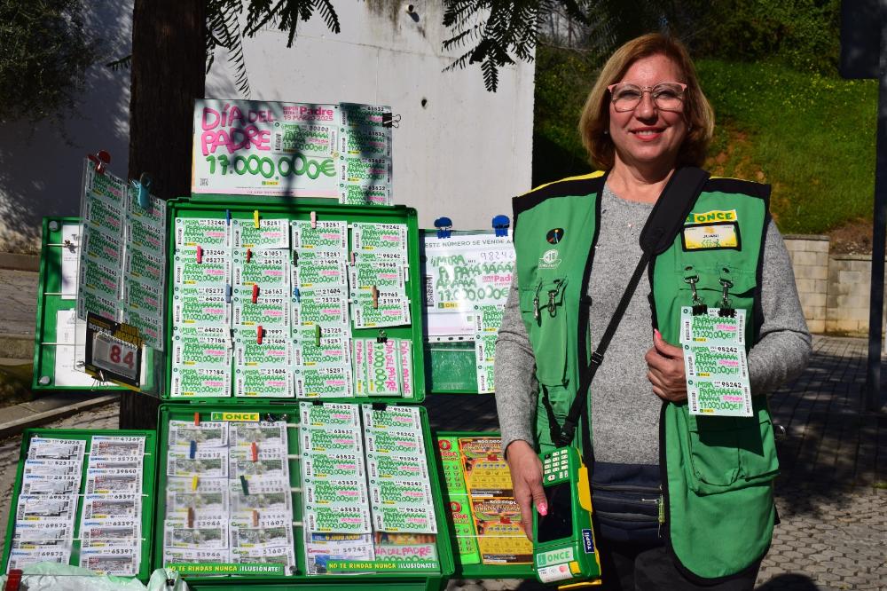 Juana Ferreiro, vendedora de la ONCE en Camas