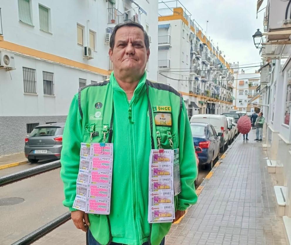 Manuel Fernández, vendedor de la ONCE en Écija