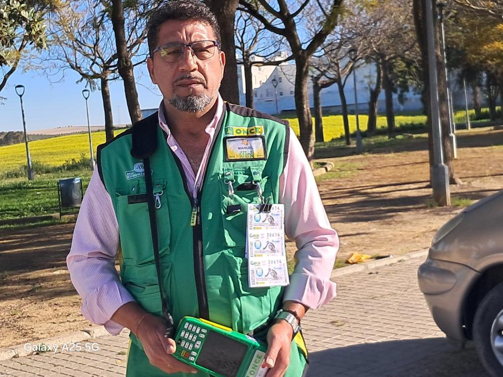 Manuel Valencia, vendedor de la ONCE en Las Cabezas de San Juan