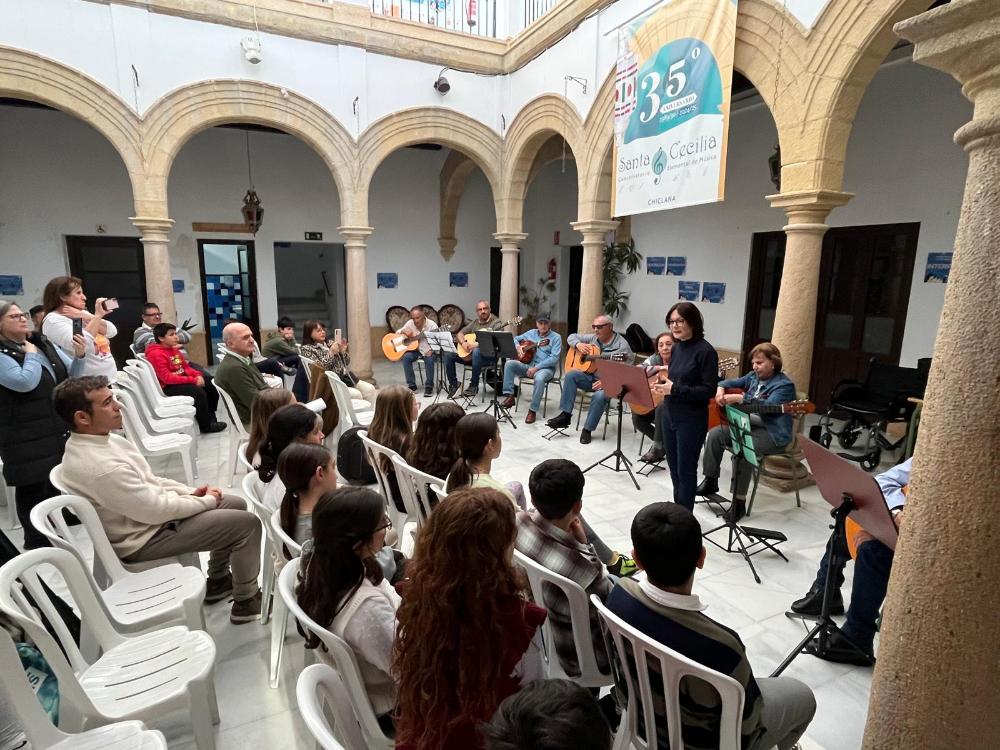 Grupo de artistas ciegos tocando en el conservatorio de Chiclana