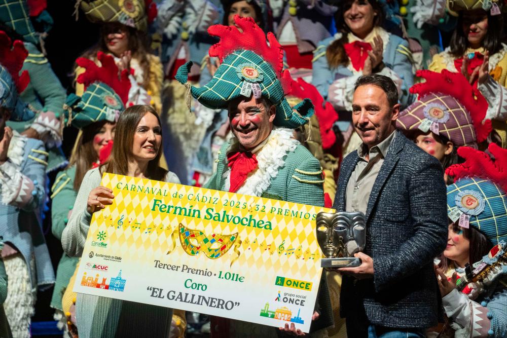 Entrega del 3 premio al coro 'El gallinero'