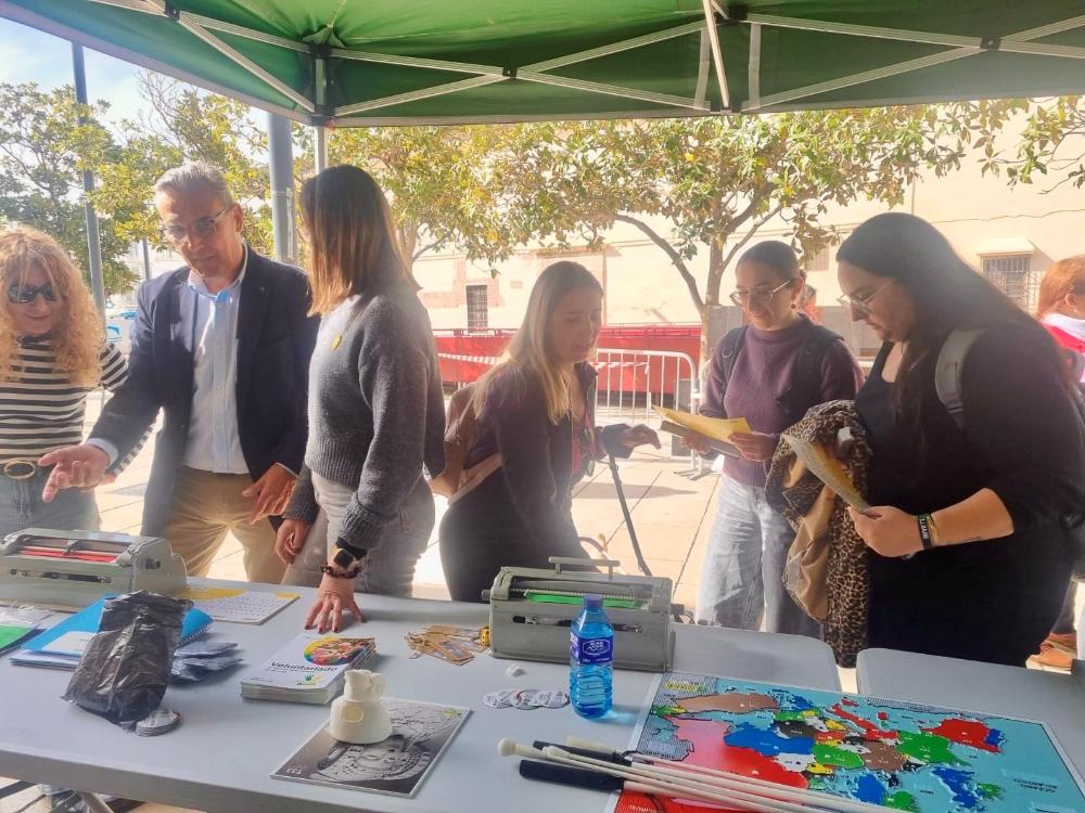 Stand informativo con tres temáticas distintas sensibilización, autonomía personal y braille, en la Semana del en Vélez Málaga 