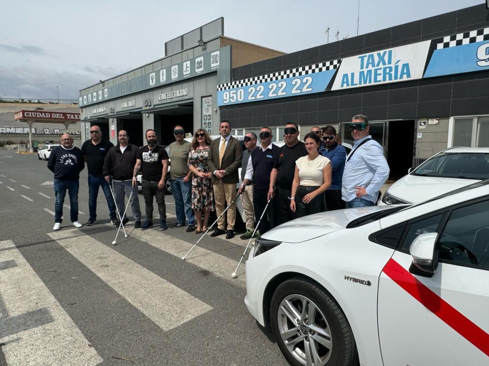 Foto de familia con los taxistas de Almería