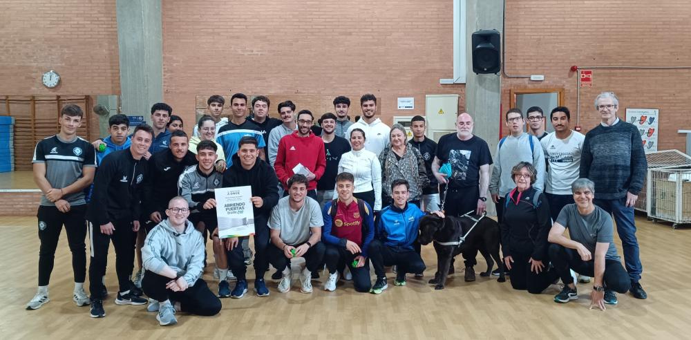 Foto de familia de los participantes en la actividad Pilates a Ciegas en Málaga