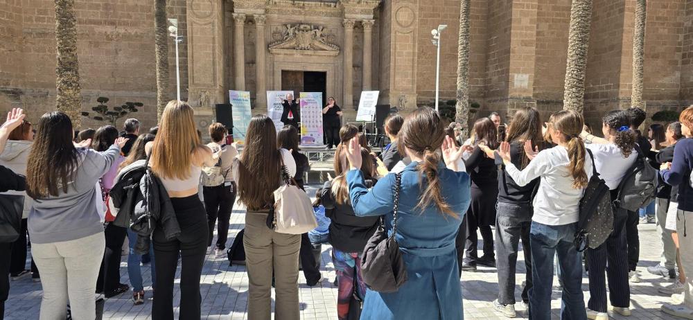 Plaza de la catedral de Almería con personas signando poesía