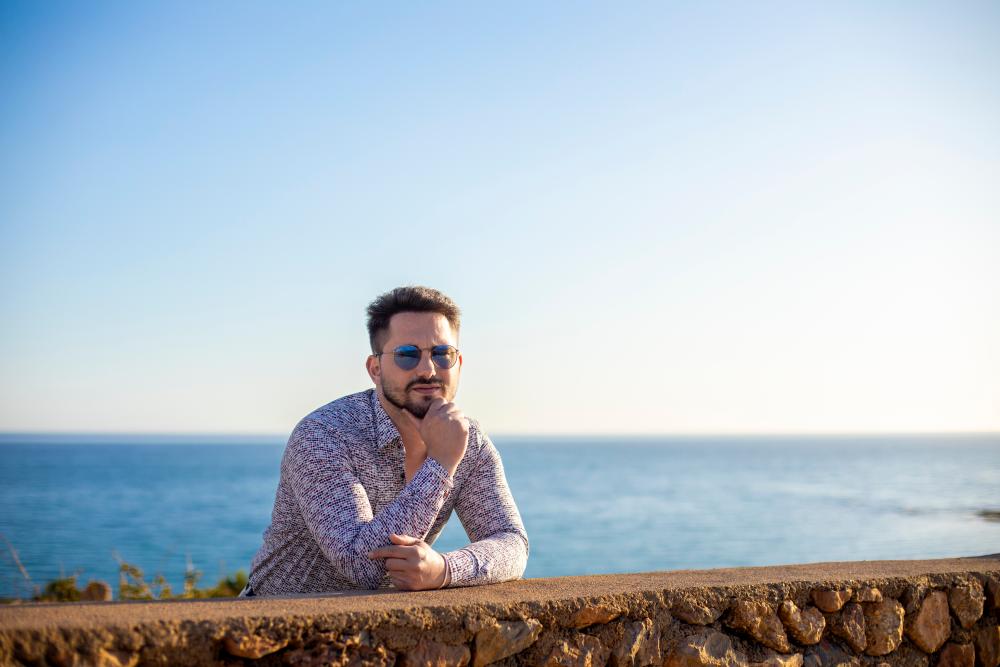 Primer plano de Alfonso Rodríguez con el Mediterráneo de fondo