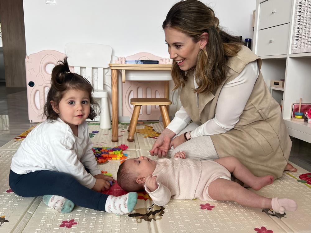 Adriana jugando con sus dos niñas