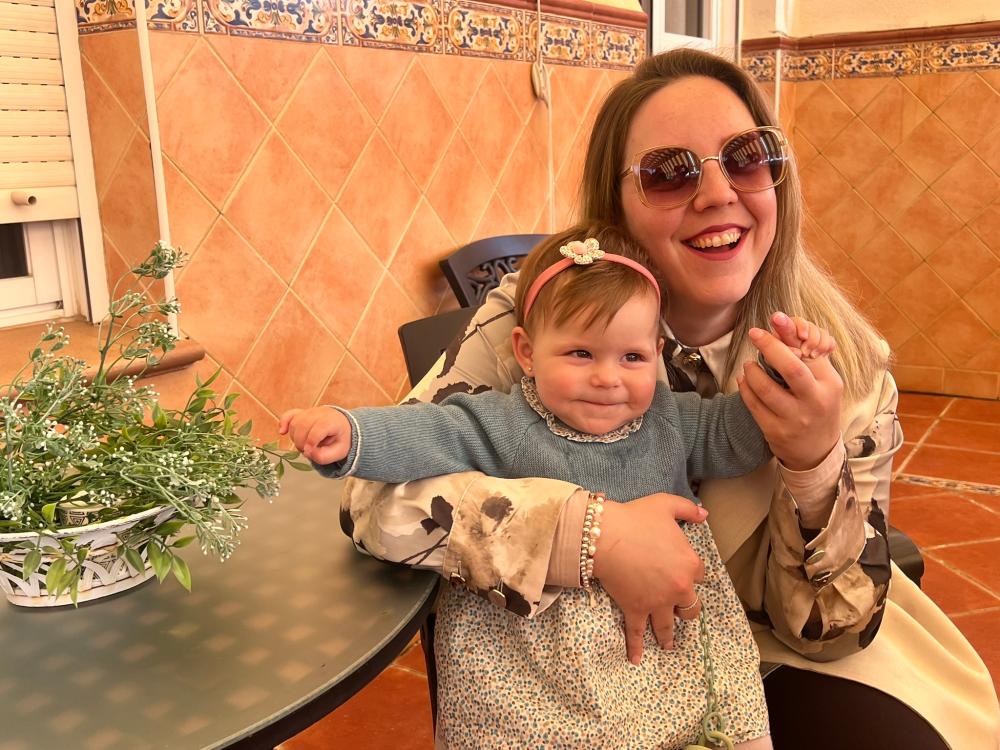 Anabel jugando con su niña en la terraza
