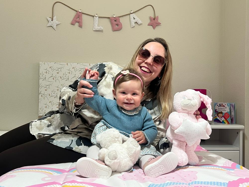 Anabel con su niña en la cama posando sonrientes