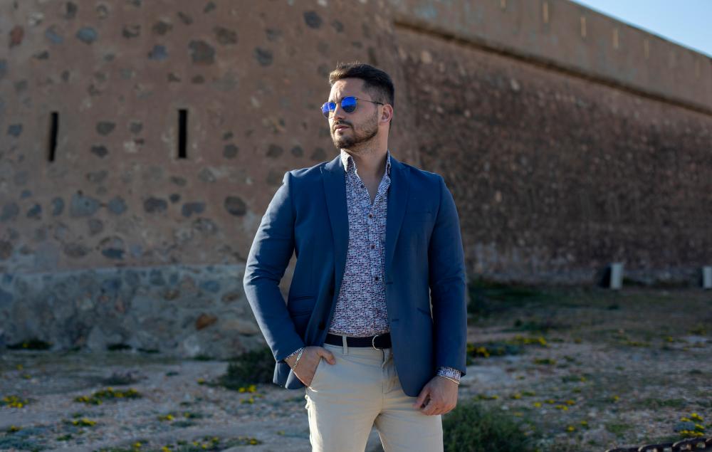 Posado de Alfonso Rodríguez en el Castillo de Guardas Viejas de El Ejido