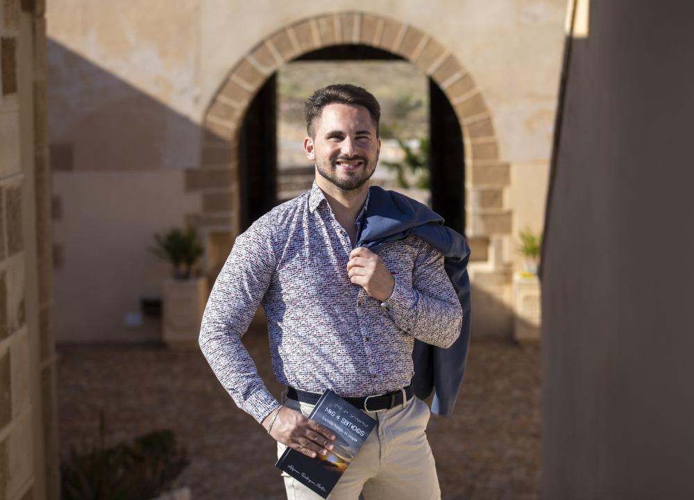 Alfonso Rodriguez muestra su libro en el Castillo de Guardas Viejas de El Ejido