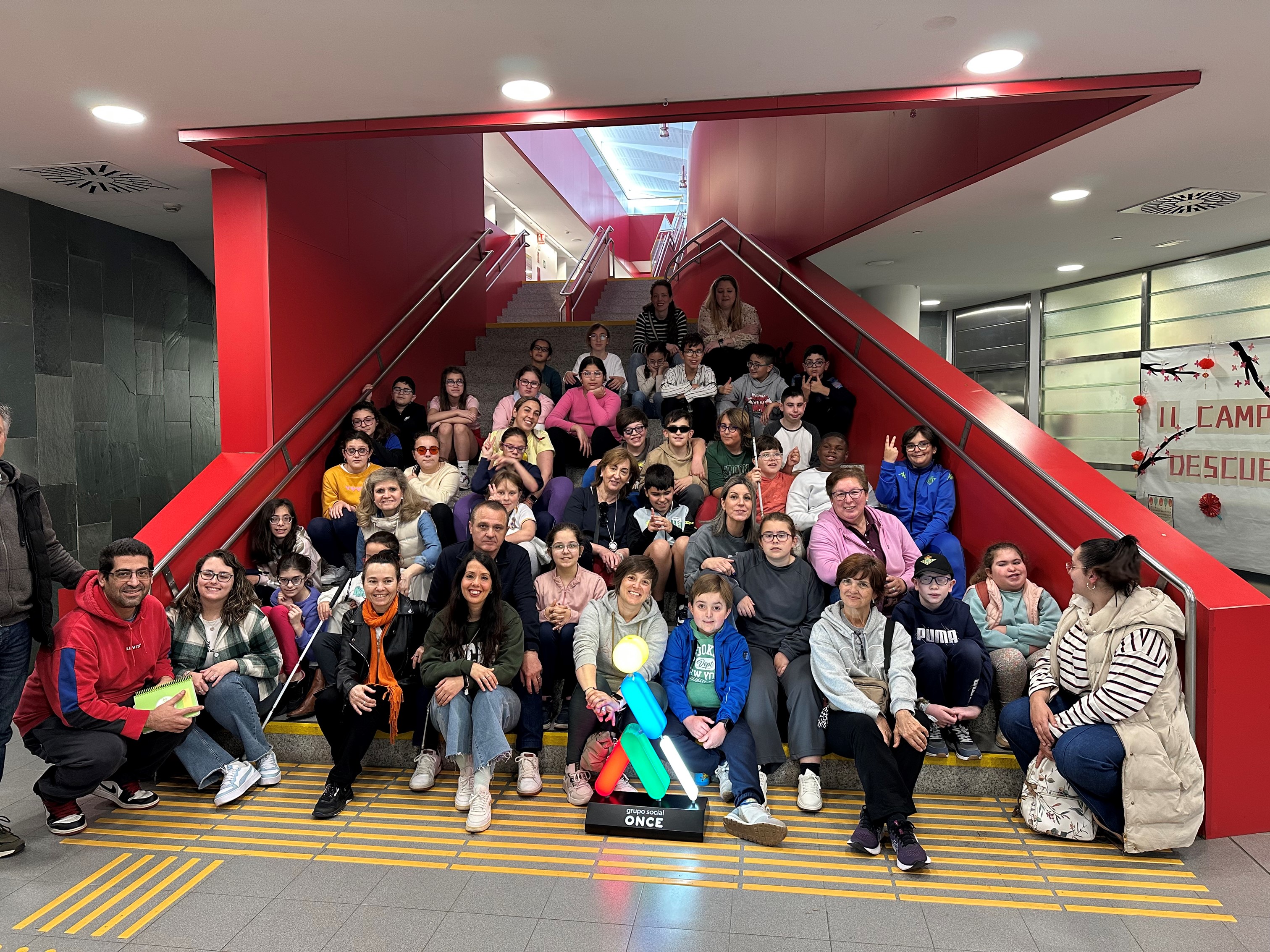 El Centro de Recursos Educativos de la ONCE en Sevilla celebró los días 4, 5 y 6 de abril unas jornadas lúdico-deportivas bajo el lema ‘Ven a conocer el mundo’, en la que niños de entre 10 y 12 años llegados de todas partes de Andalucía, Extremadura y Melilla tuvieron oportunidad de vivir una experiencia educativa diferente, divertida y llena de sorpresas, en el que usaron el pasaporte de la ilusión para viajar sin moverse del aula, aprendiendo en el camino.