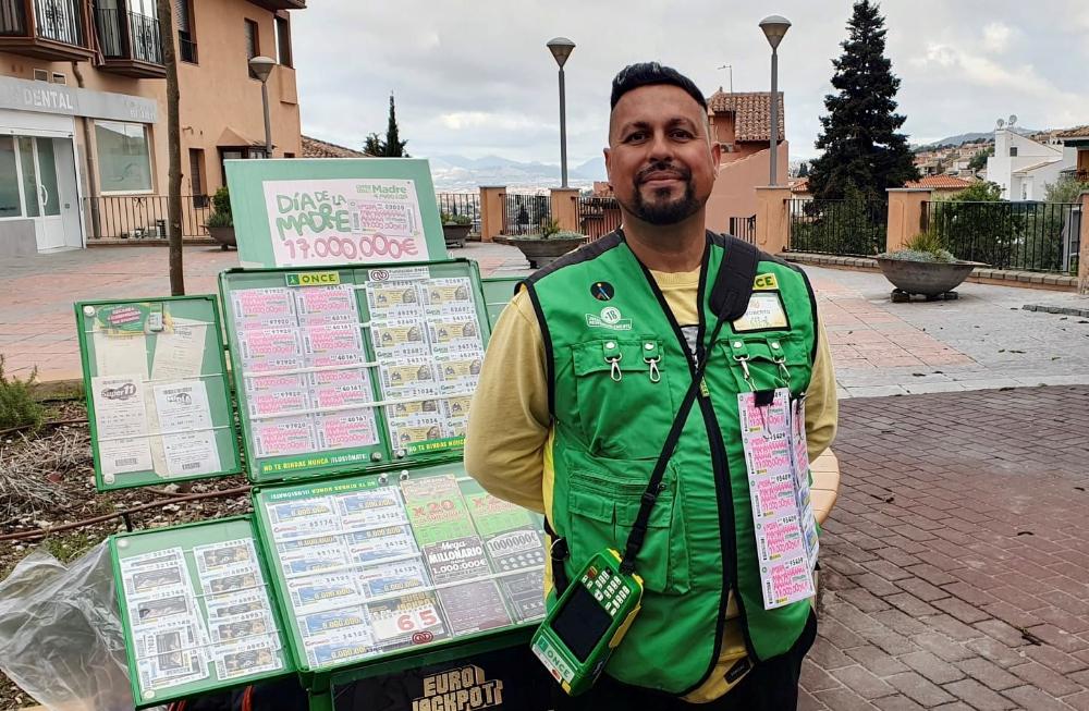 Roberto Framit, vendedor de la ONCE en Monachil