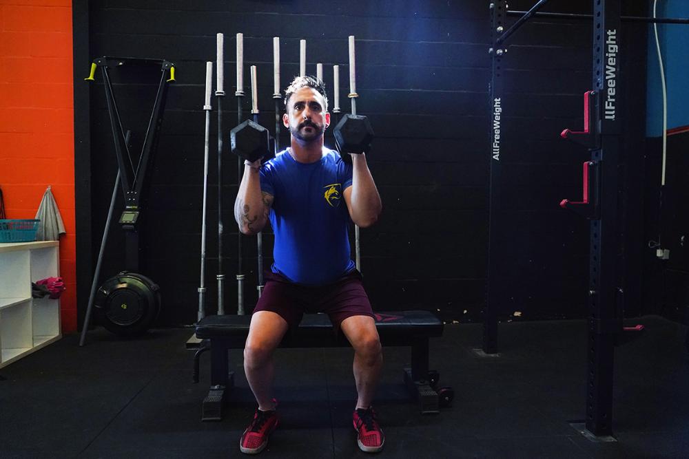 Álvaro entrenando en el gimnasio