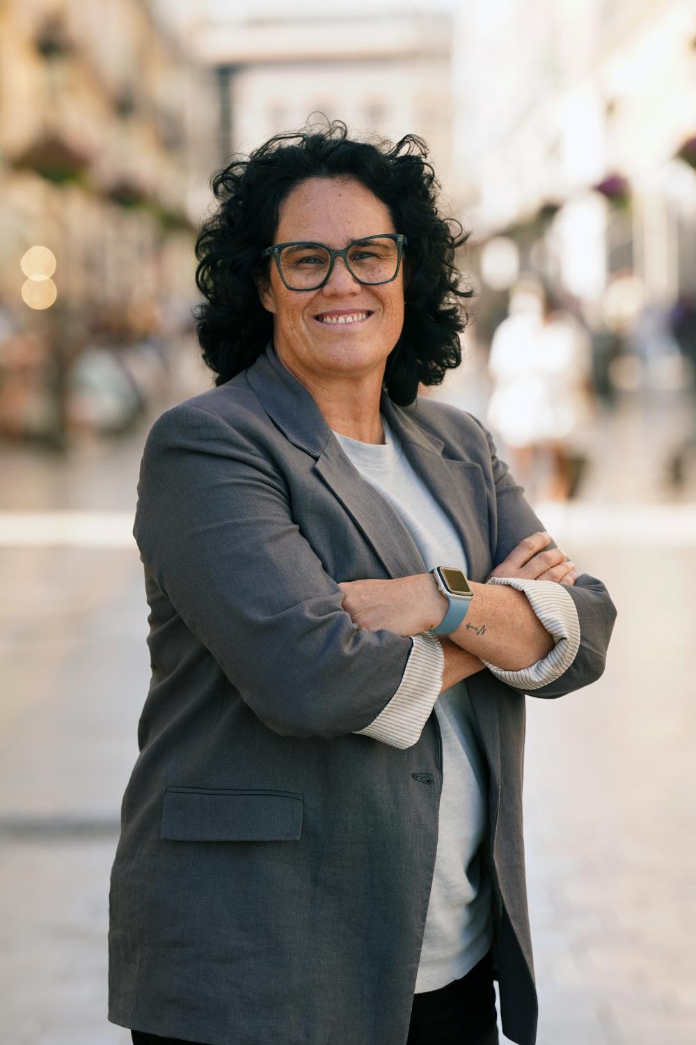 Irene García en Larios de brazos cruzados