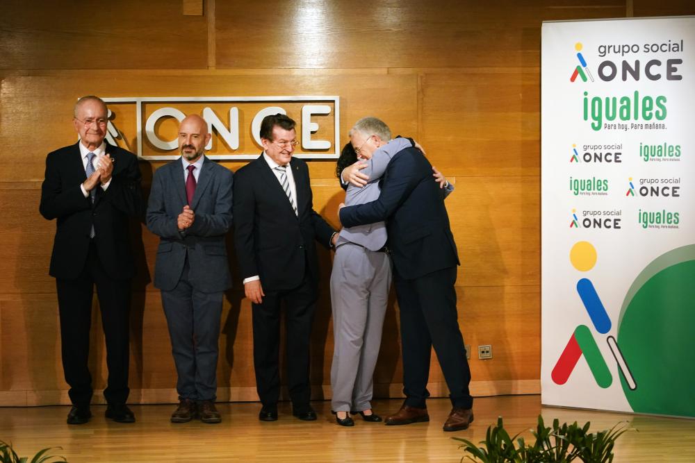 José Miguel Luque e Isabel Viruet se abrazan ante el aplauso de los asistentes