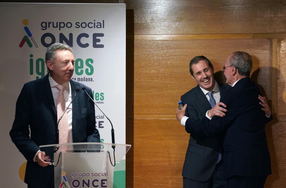 El alcalde de Málaga se funde en un abrazo con el nuevo director de la ONCE