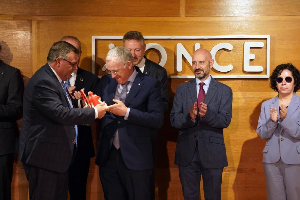 José Luis Martínez Donoso entrega su escultura a José Miguel Luque