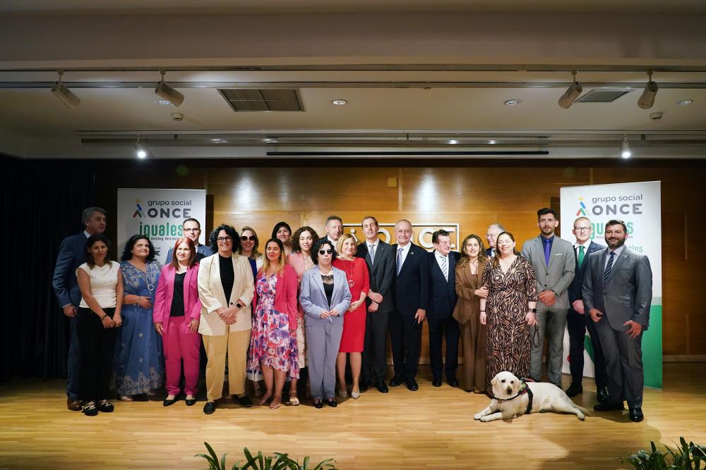 Foto de familia de todo el equipo de Málaga