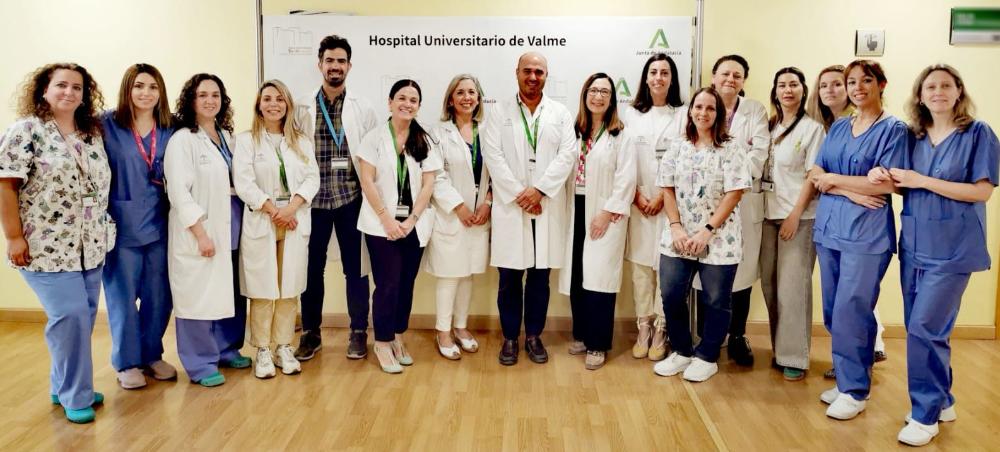 Foto de familia de los profesionales sanitaros de Valme con su gerente