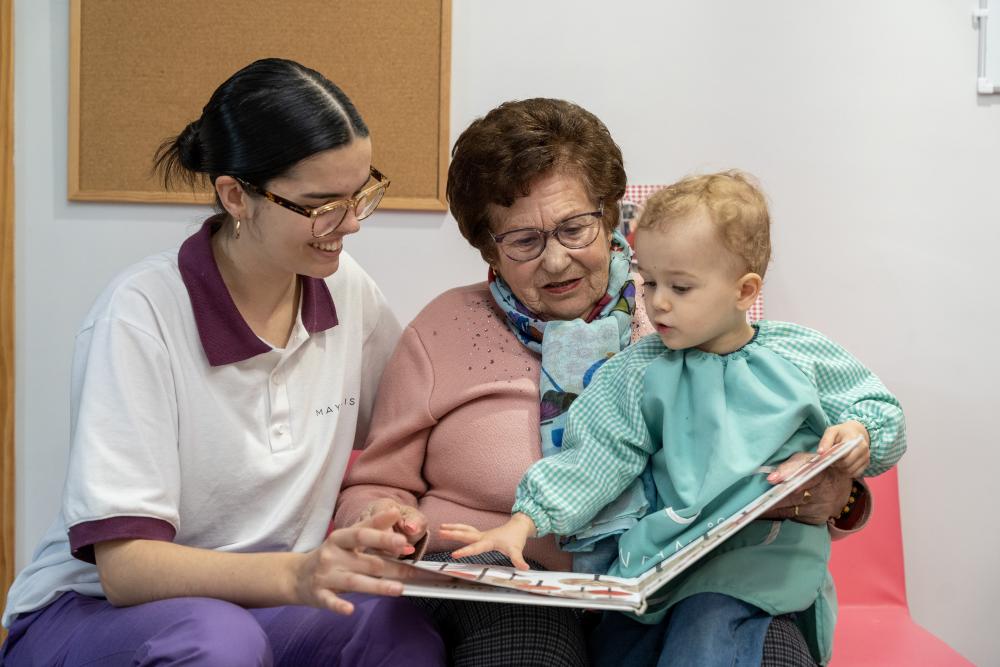 Una abuela con su nieto con una profesional de Macrosad