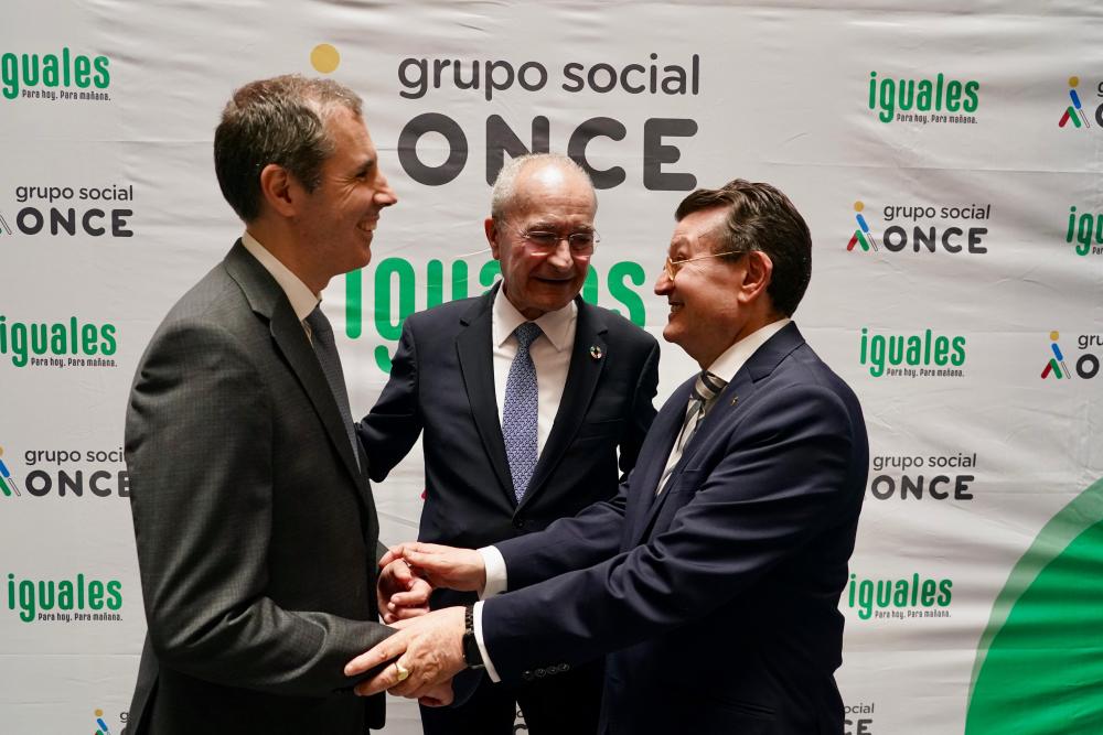 Marcelo Rosado y Ángel Sánchez junto al alcalde Paco de la Torre