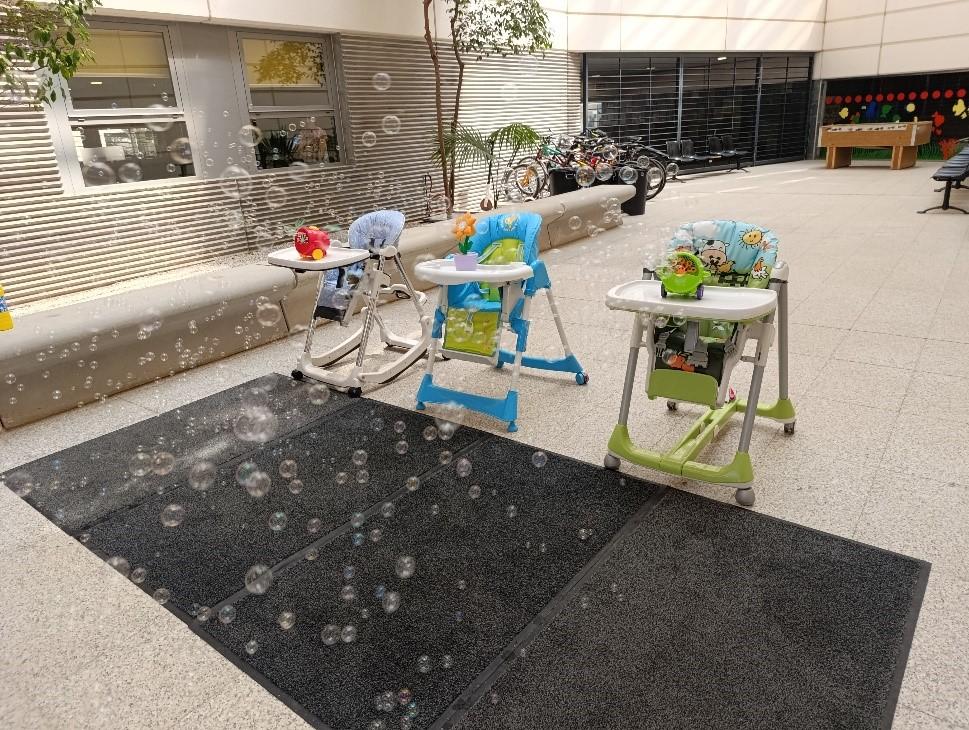 Pomperos sobre la silla de los niños