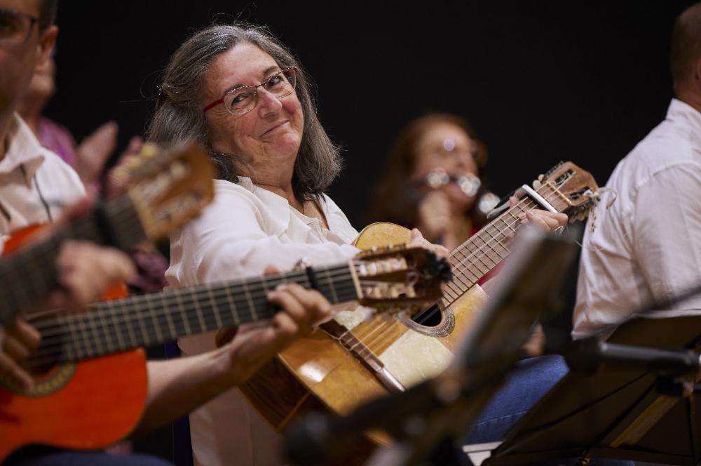 Una de las guitarristas del coro