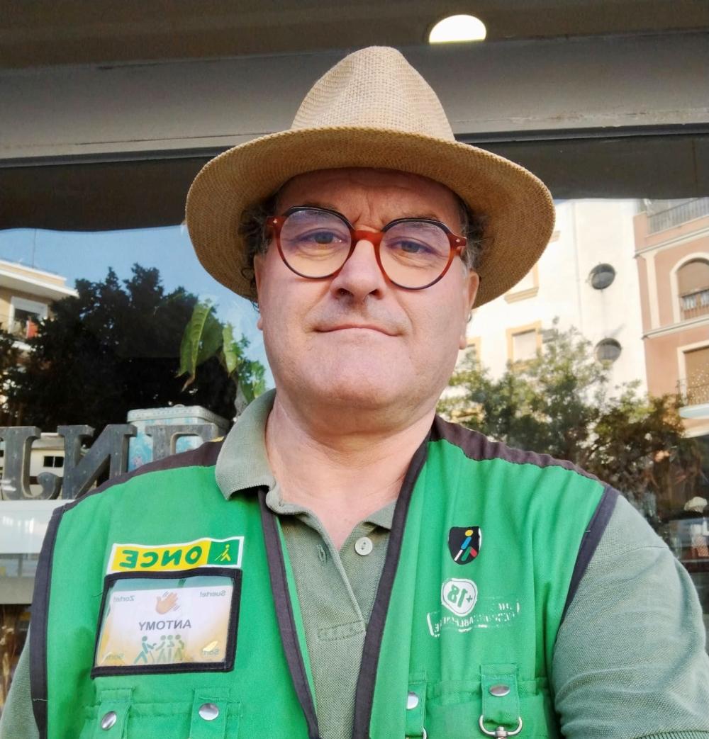 Antonio Mena, vendedor de la ONCE en Sevilla