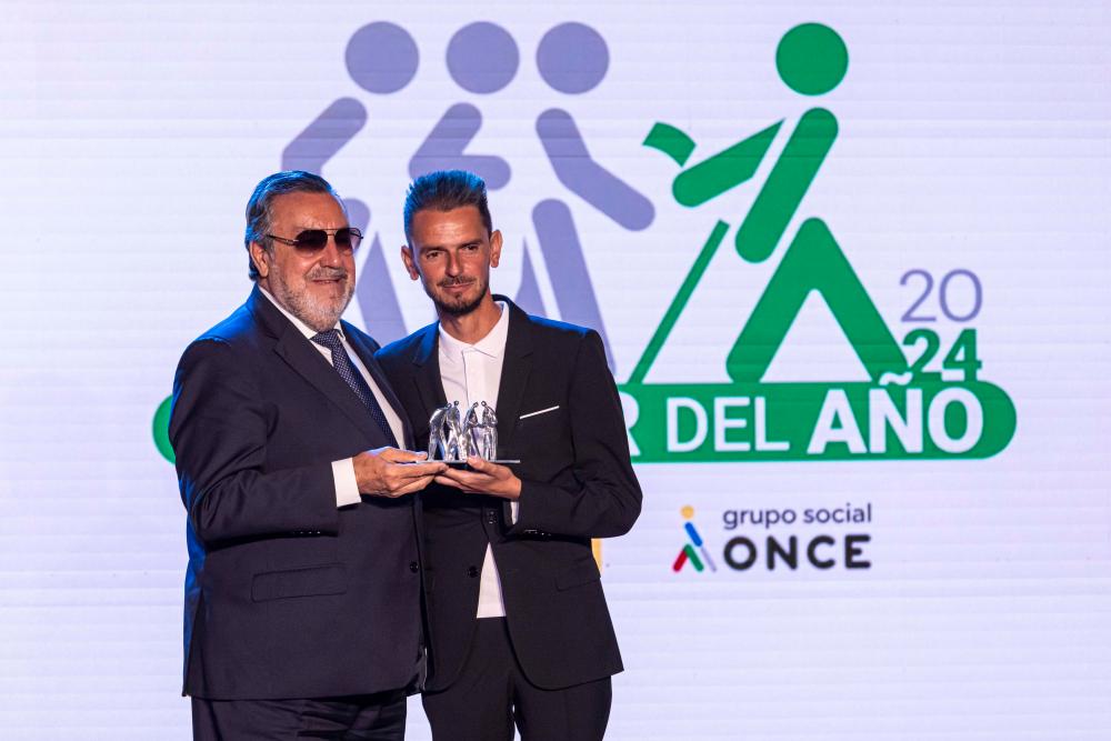 Miguel Carballeda entrega el premio a Moisés Mante