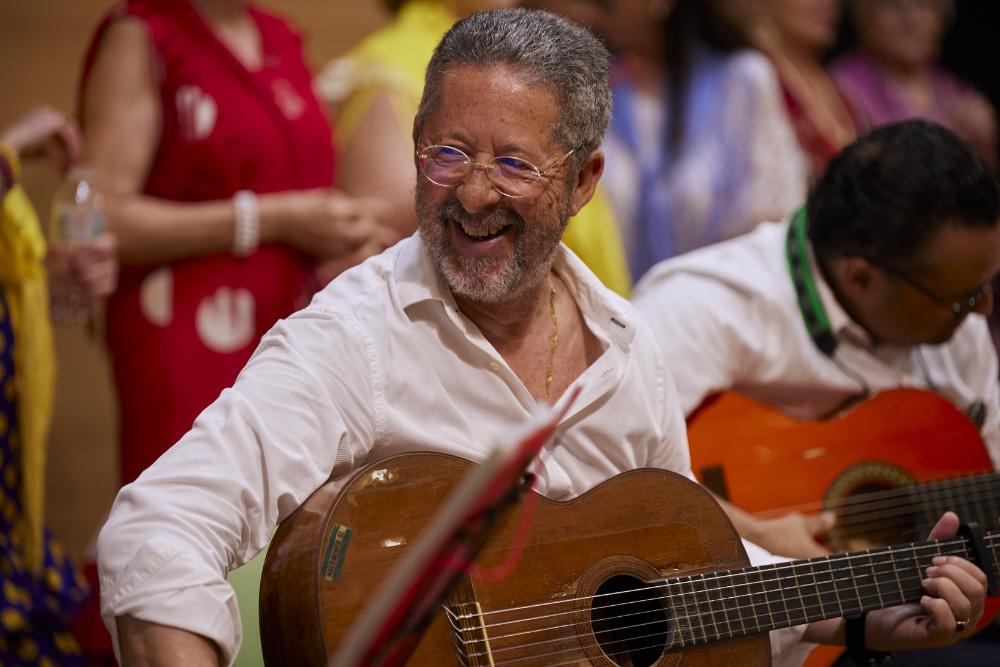 Javier Alonso sonriente con su guitarra en el escenario