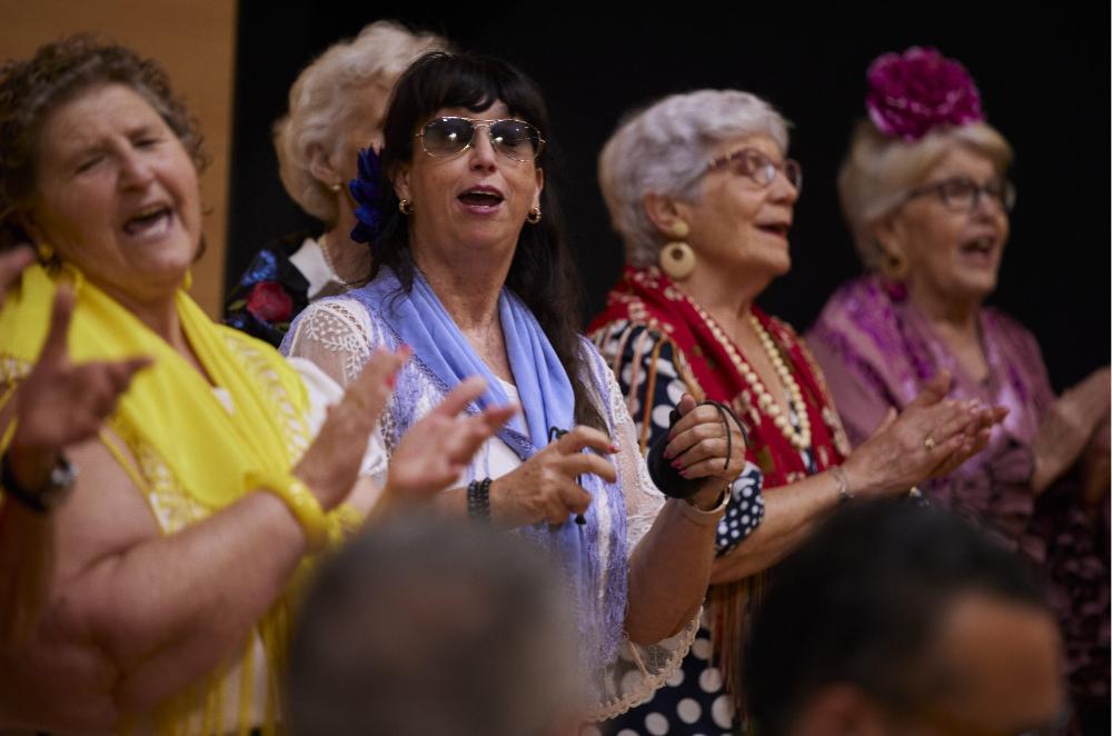 Inma Gutiérrez cantando junto a otras componentes del coro