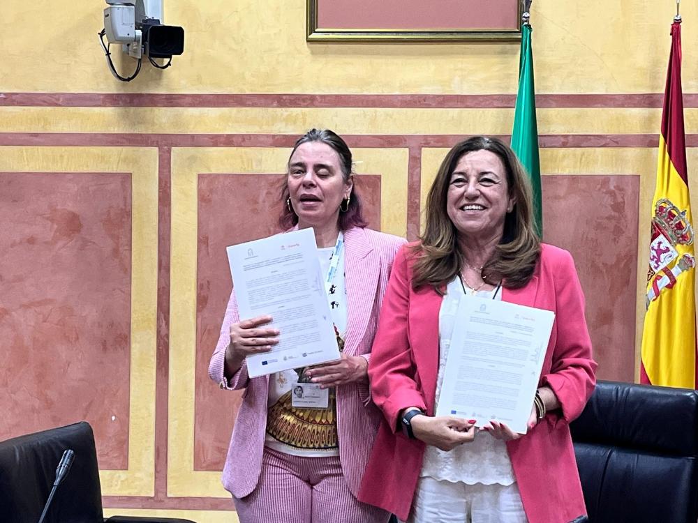 Carmen Castillo y Virginia Carcedo muestran a las cámaras el convenio