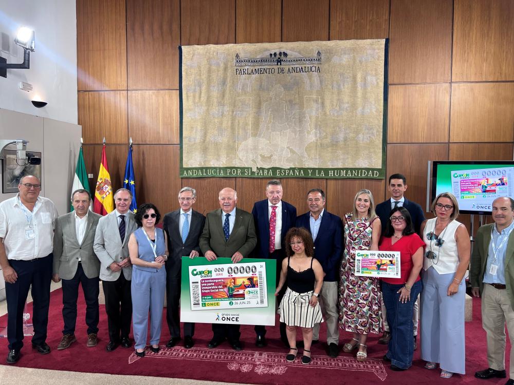 Presentación del cupón por parte de las autoridades con foto de familia