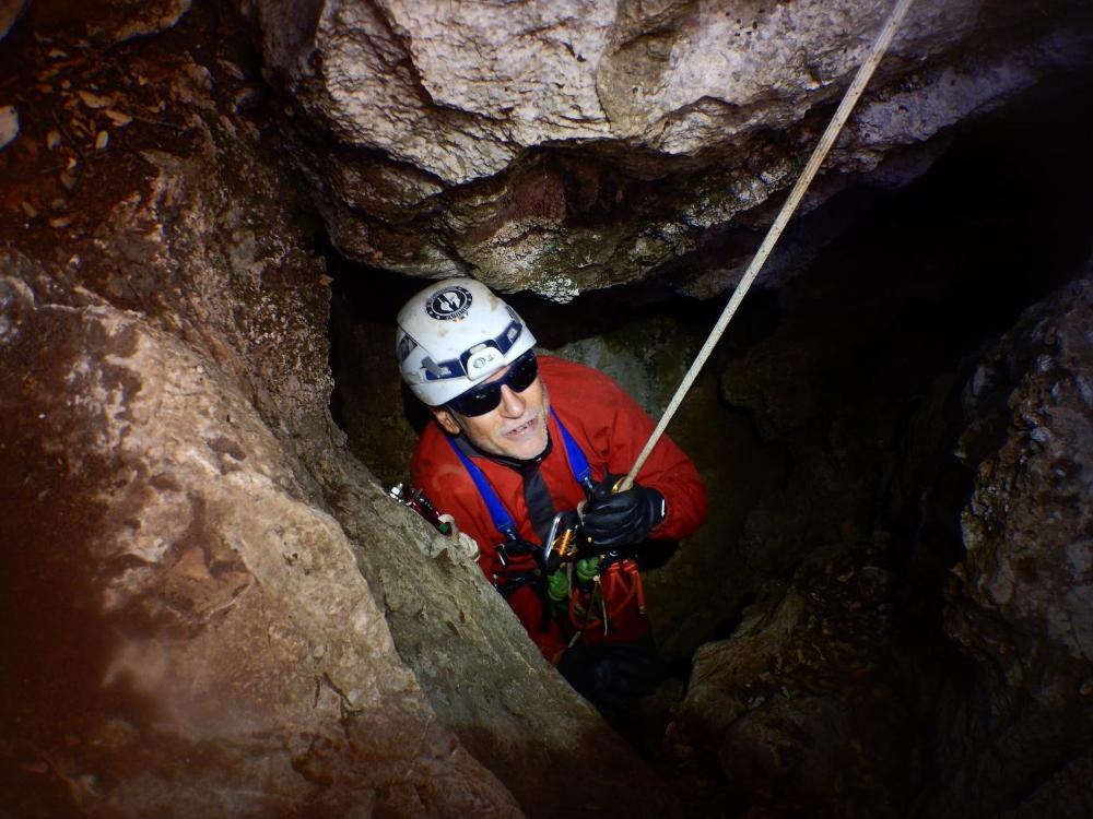 Alberto bajando a una de las cuevas