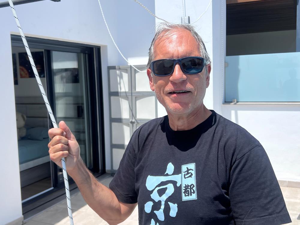 Alberto Molinos con las cuerdas instaladas en la azotea de su casa
