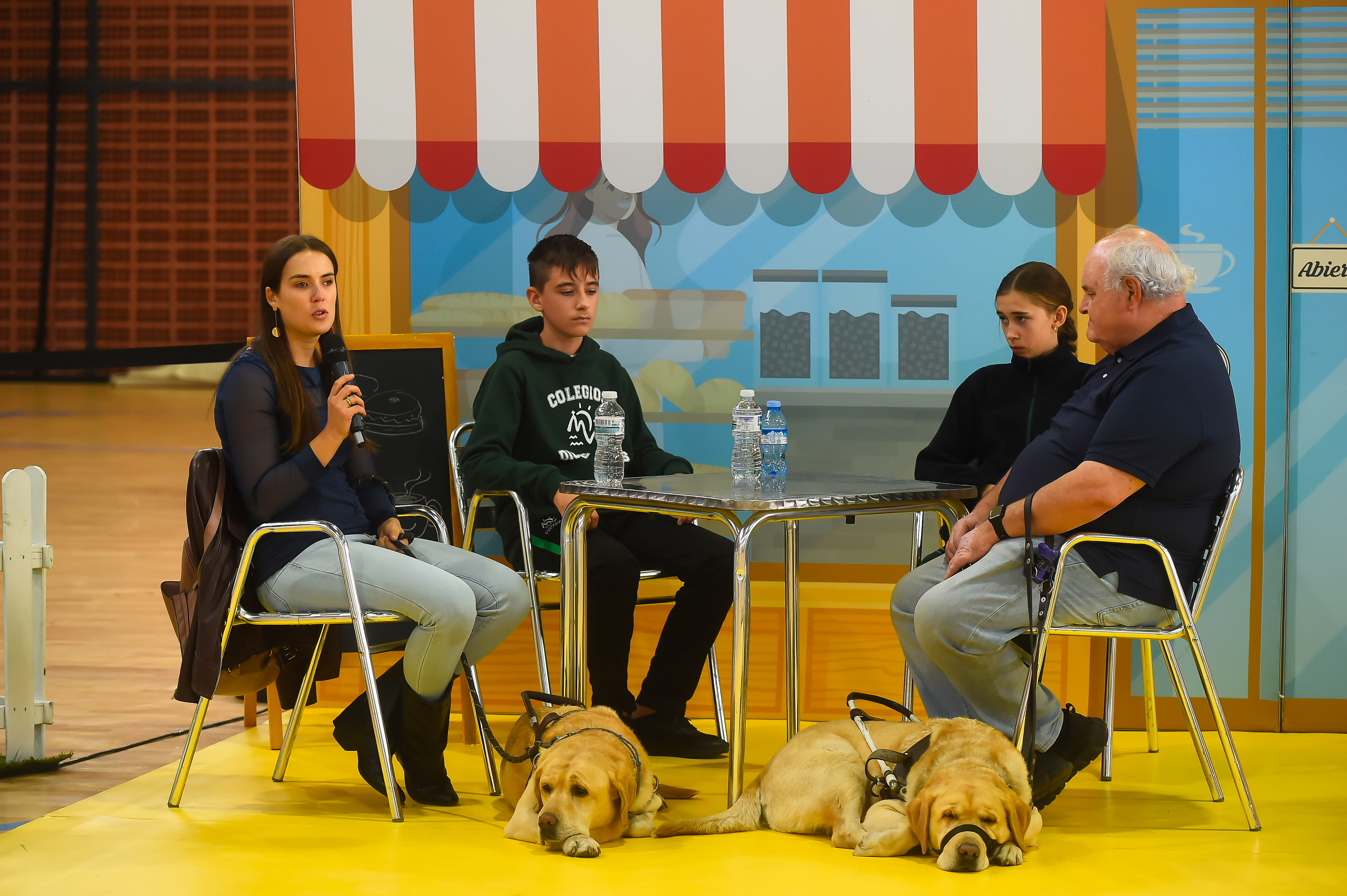 Un café de los chicos con los usuarios