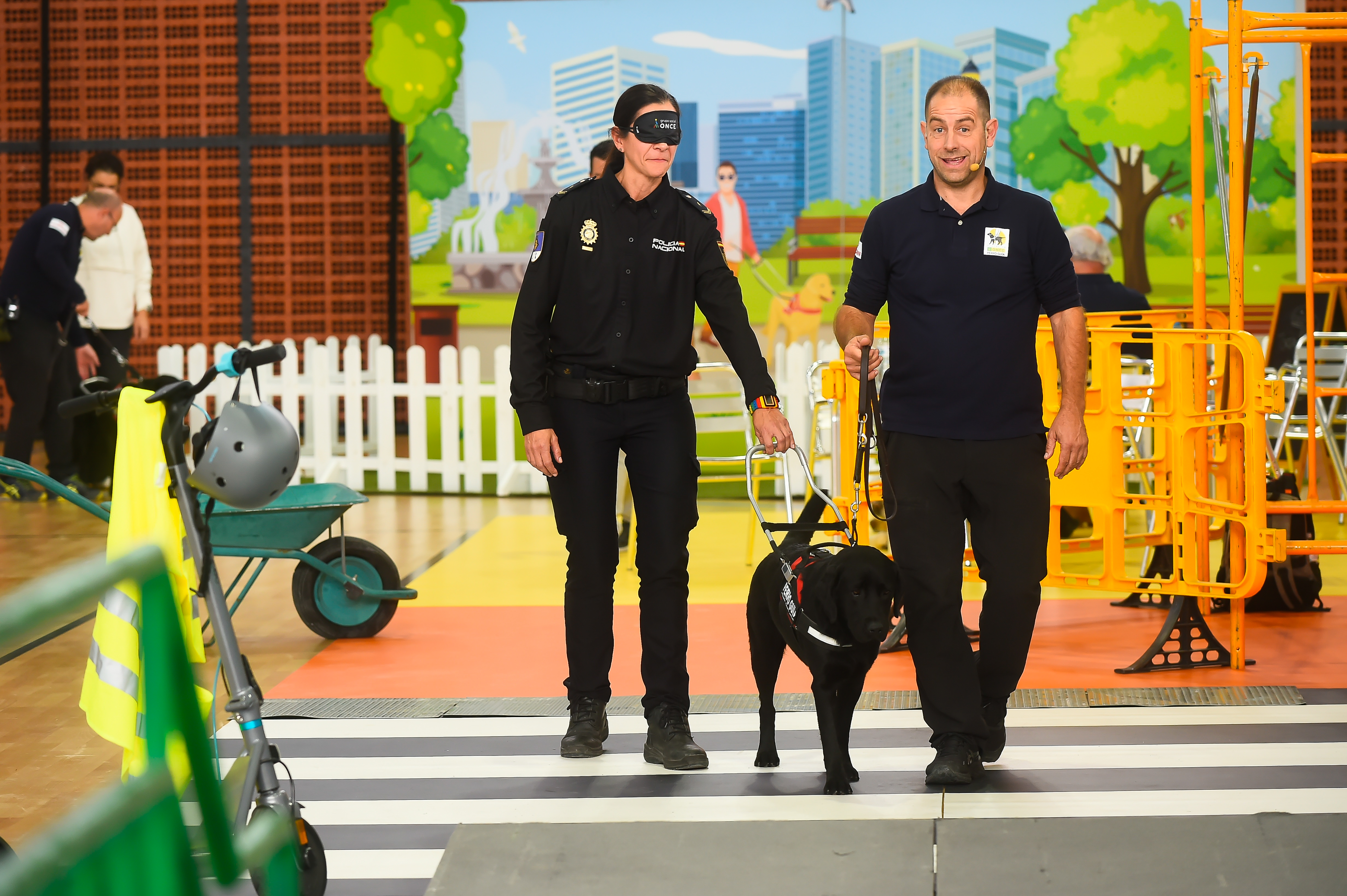 Policía con perro guía