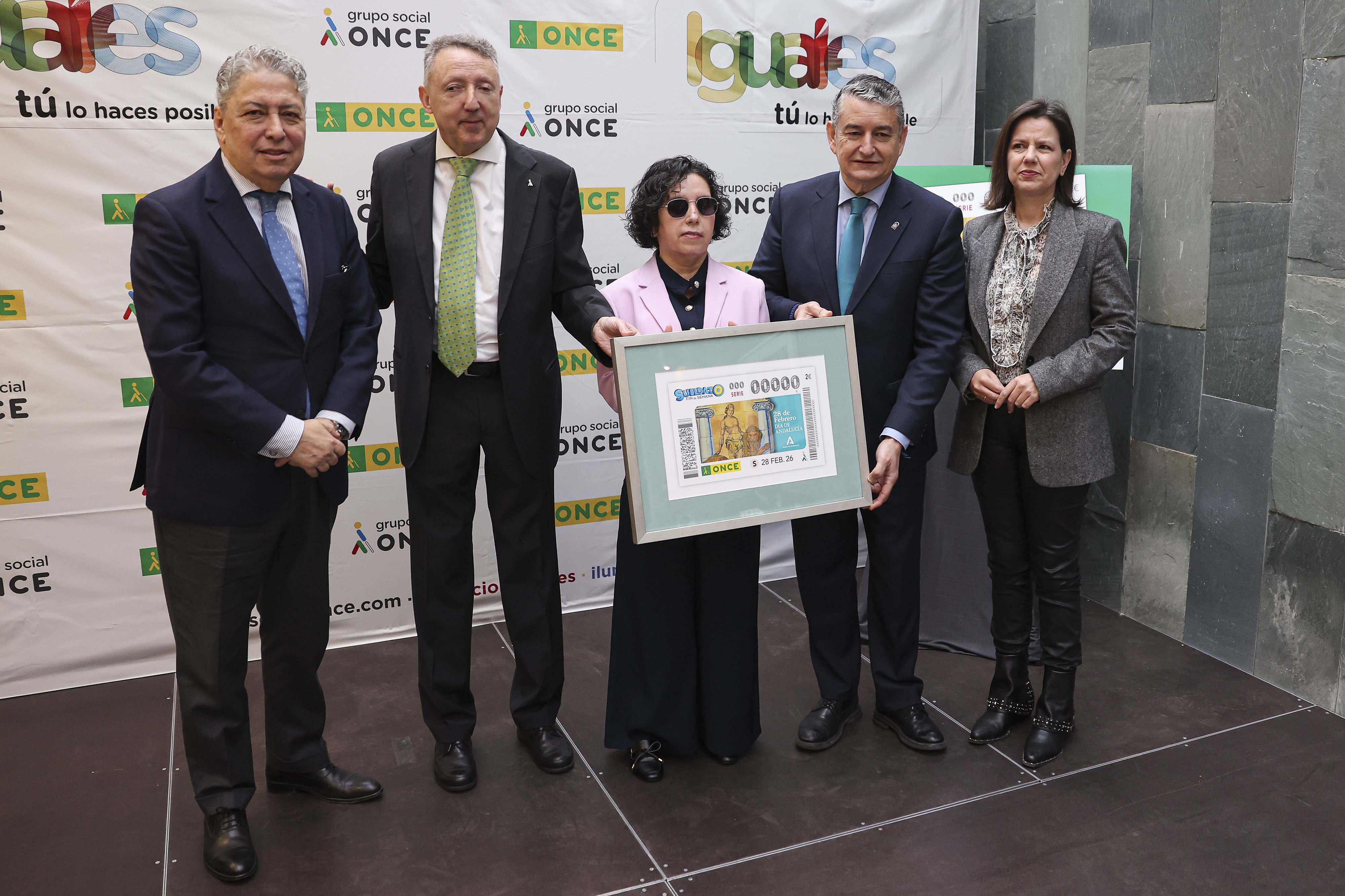 Posado con la imagen del cupón