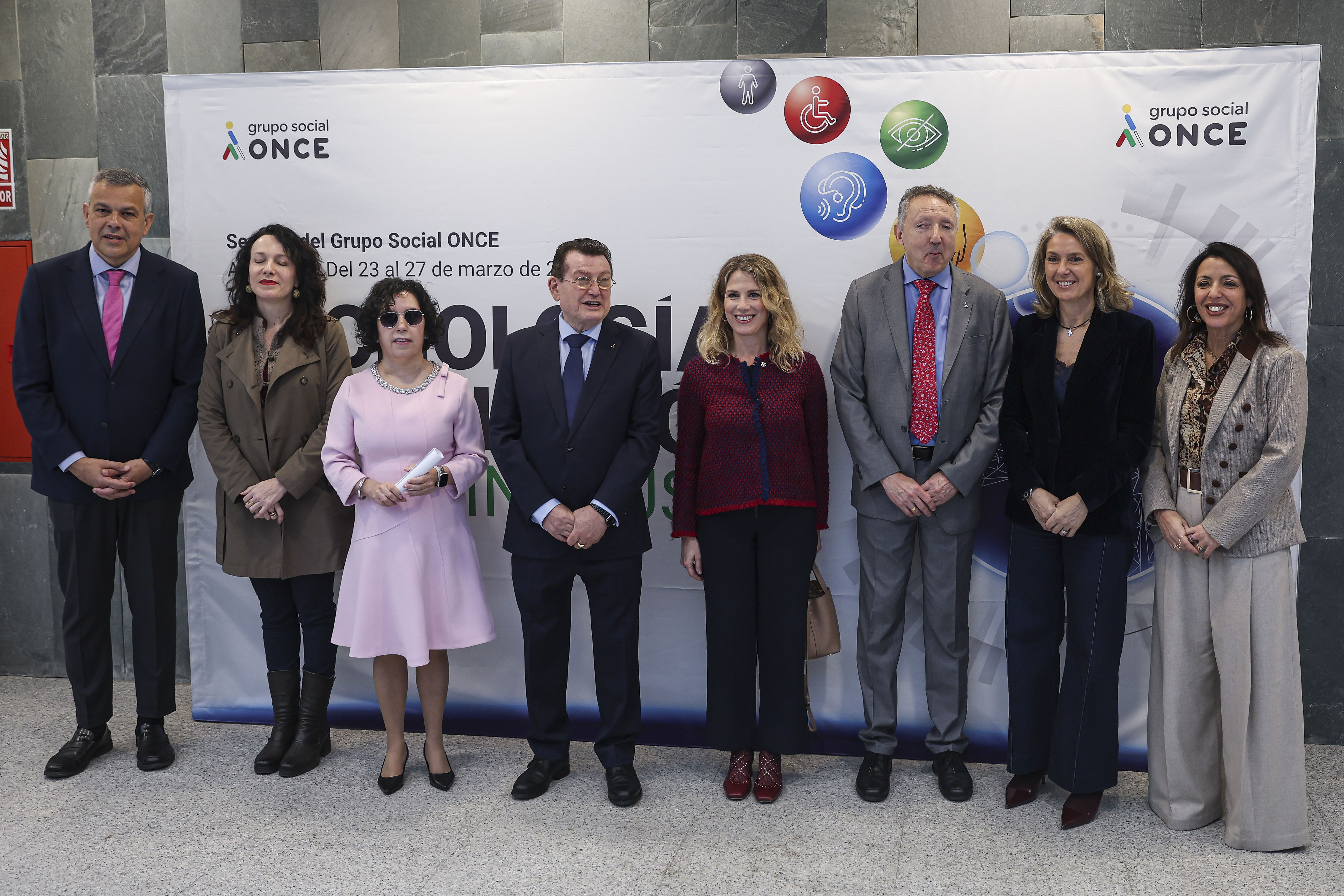 Autoridades posando en la inauguración