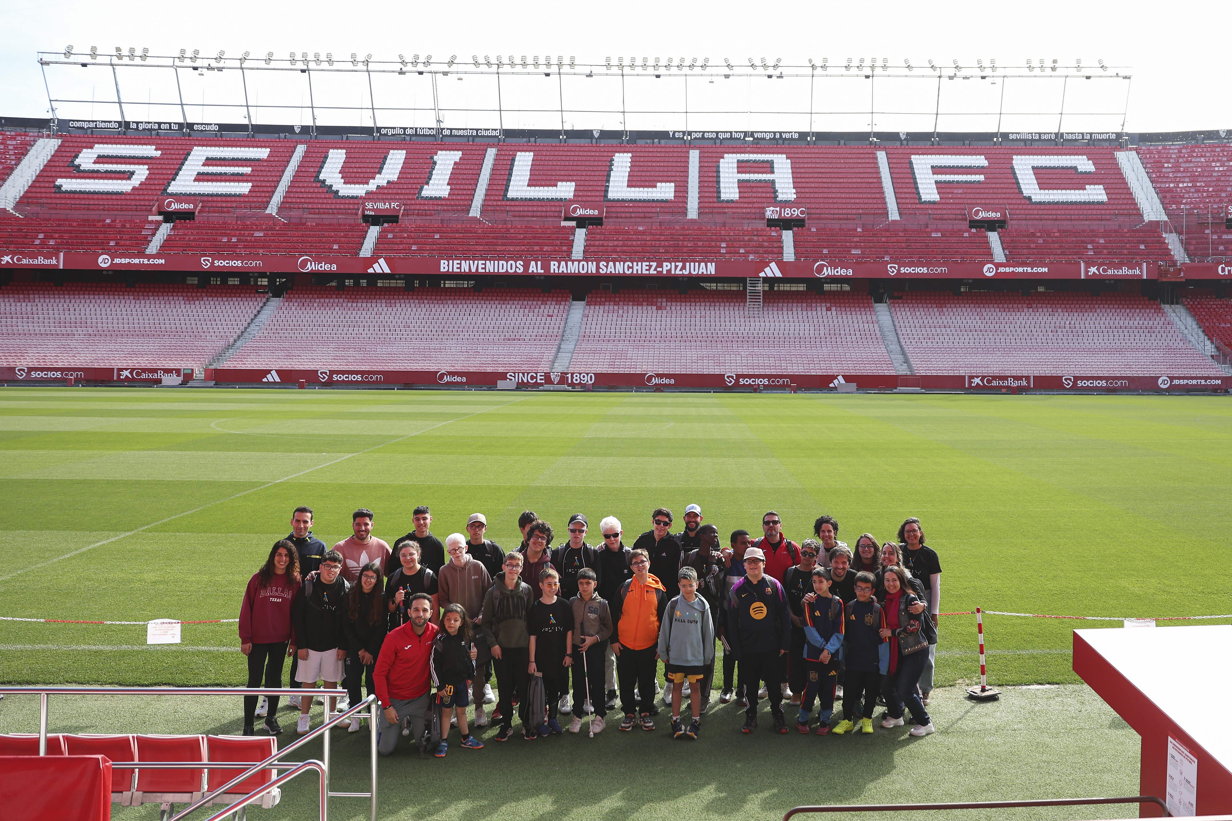 Foto de familia en el campo del Sevilla FC