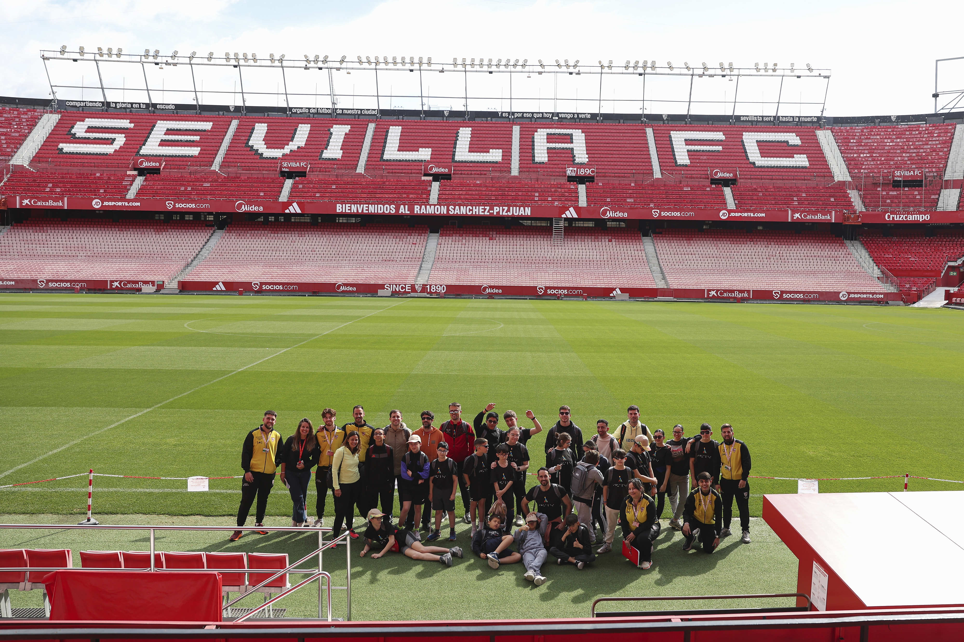 Foto de familia en el campo del Sevilla FC