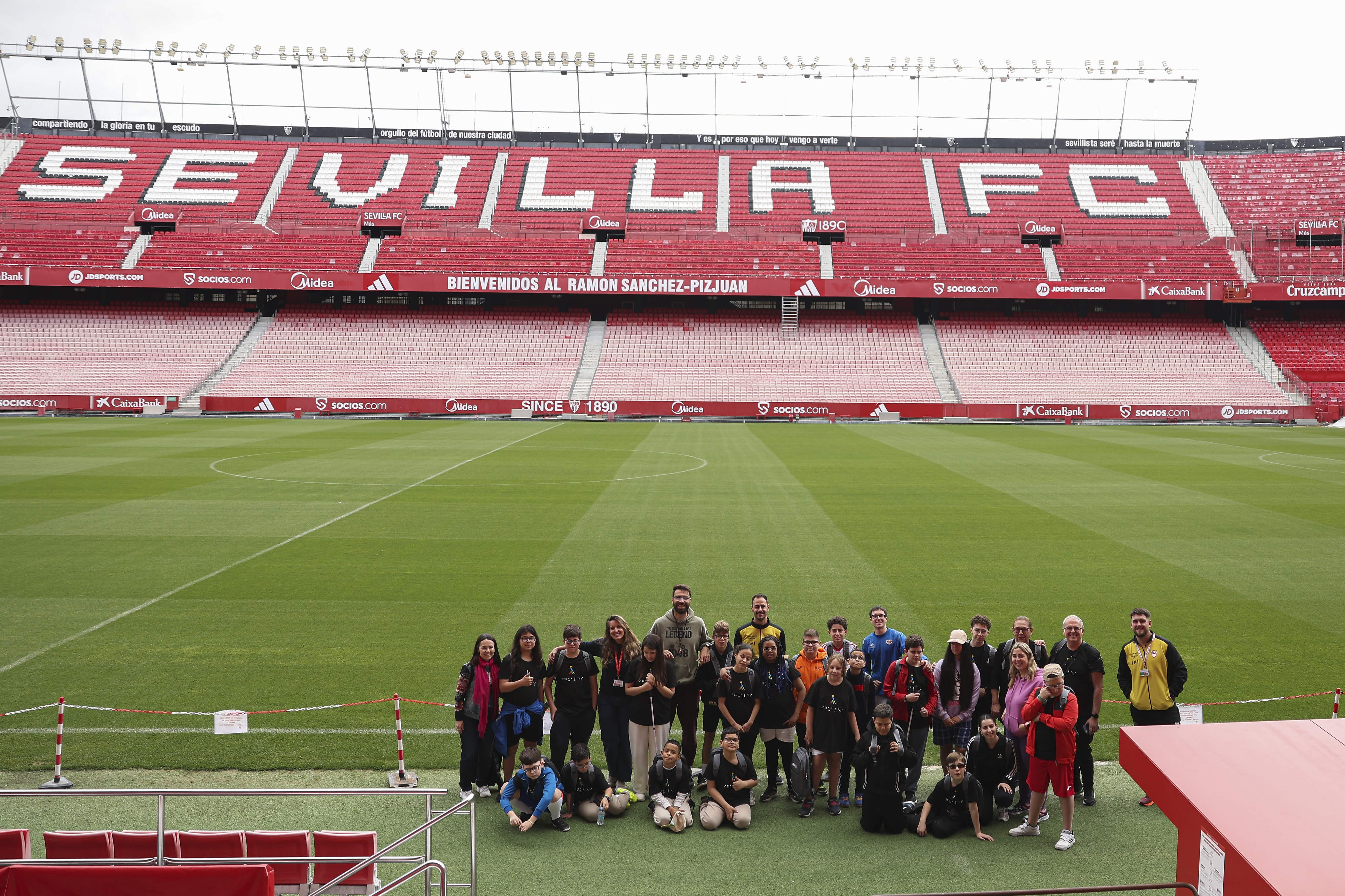 Foto de familia en el campo del Sevilla FC
