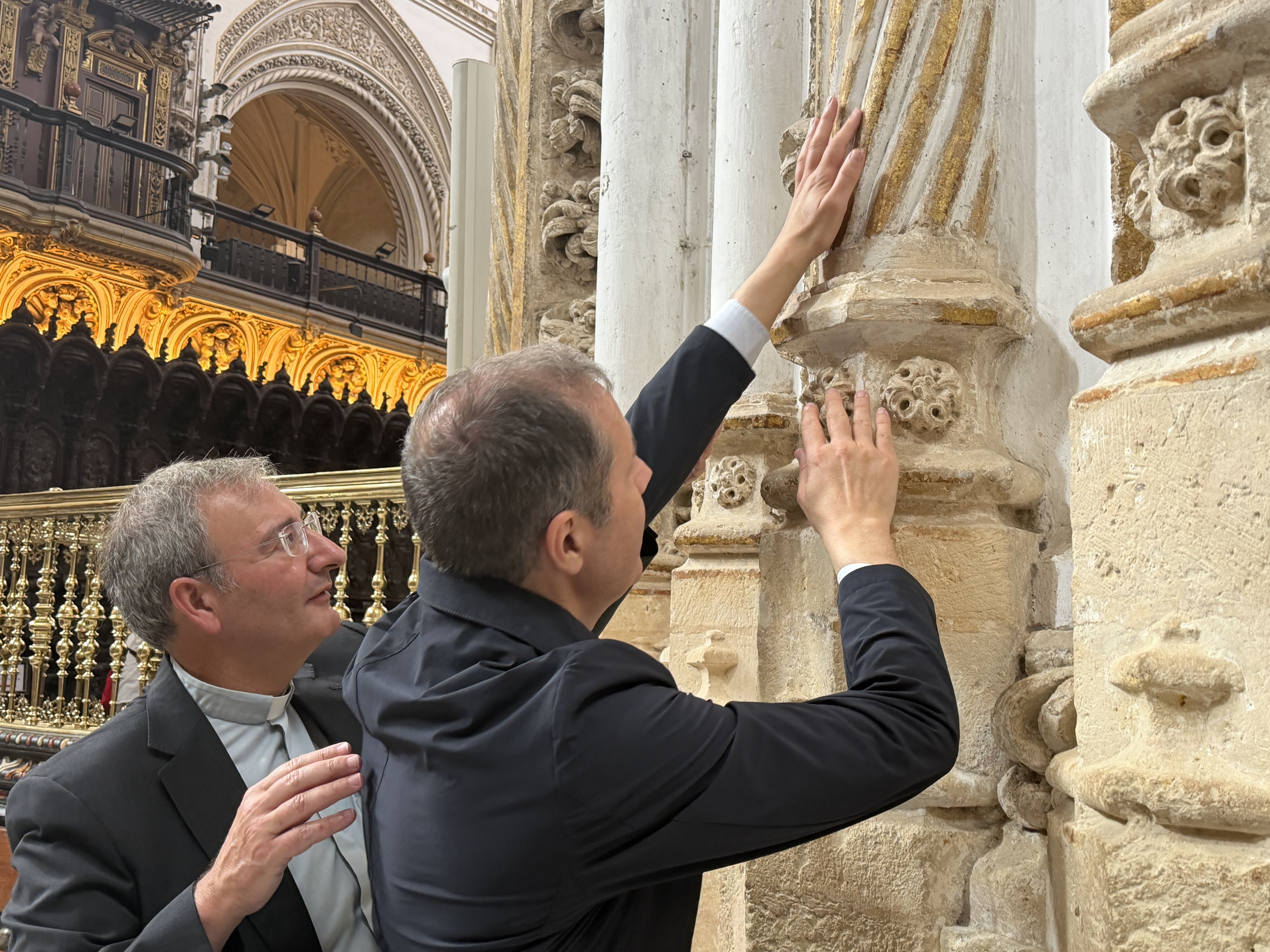 Rosado tocando una columna del interior de la catedral