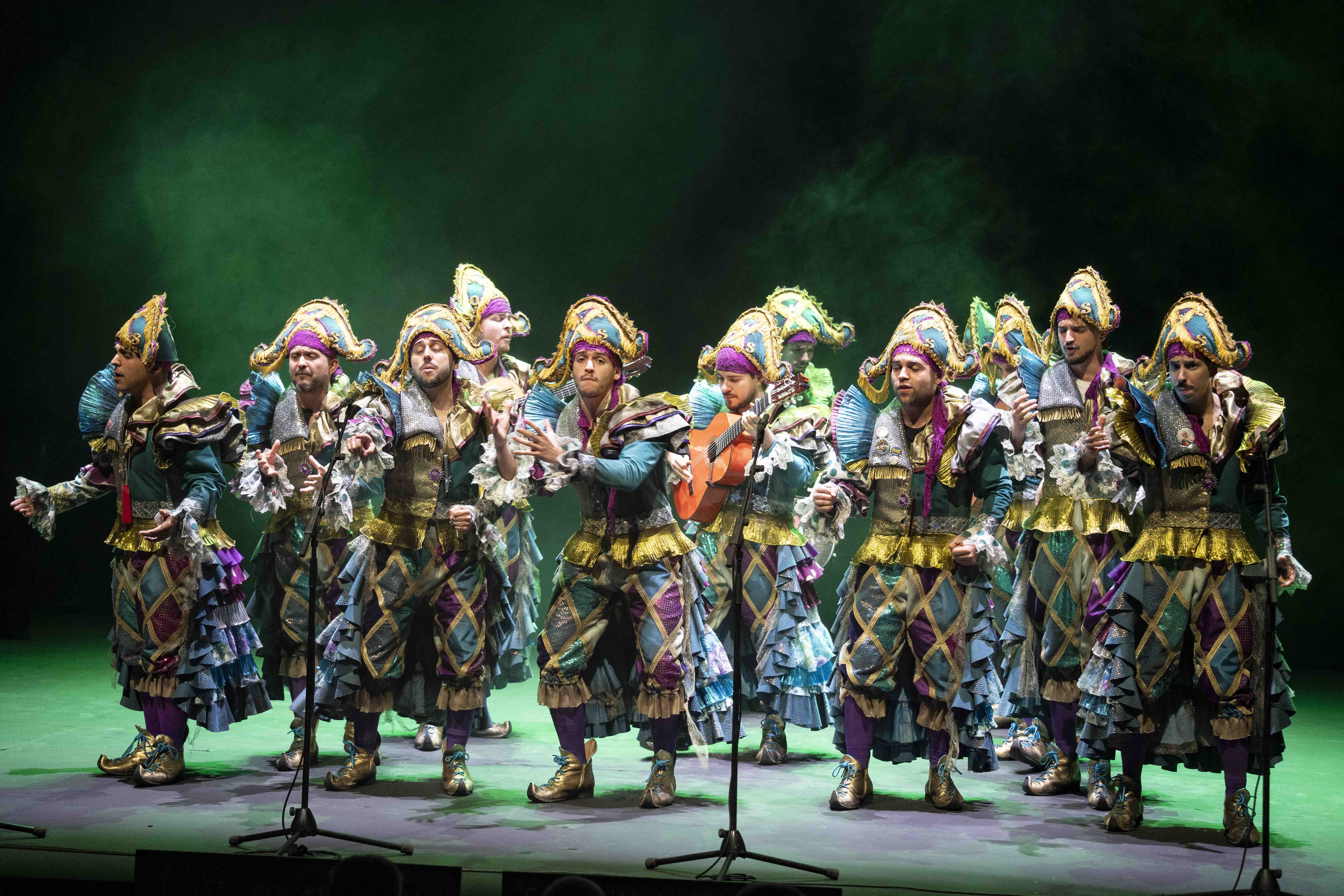 Vista general de la comparsa en el escenario