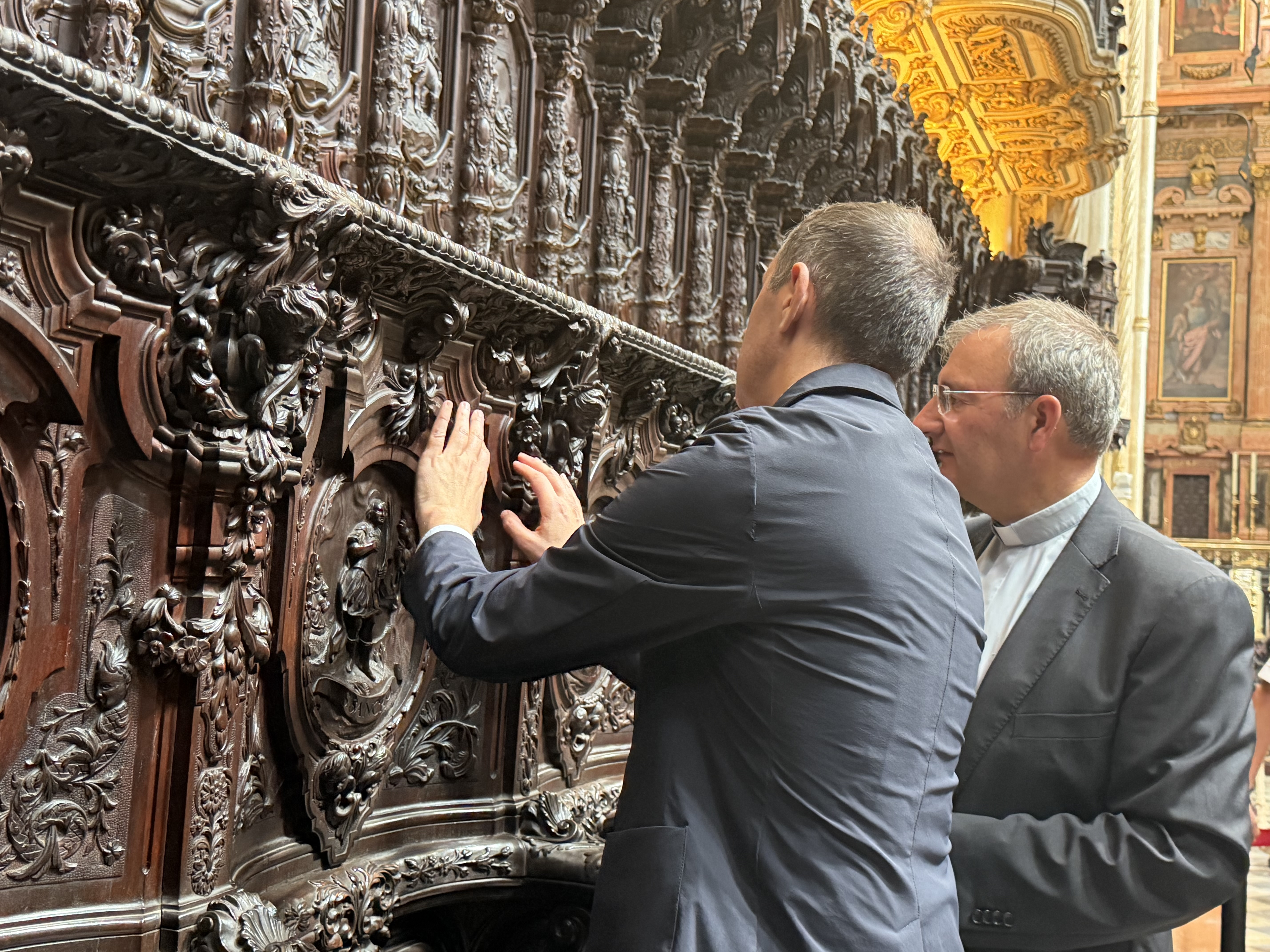 Rosado tocando la sillería del coro de la catedral
