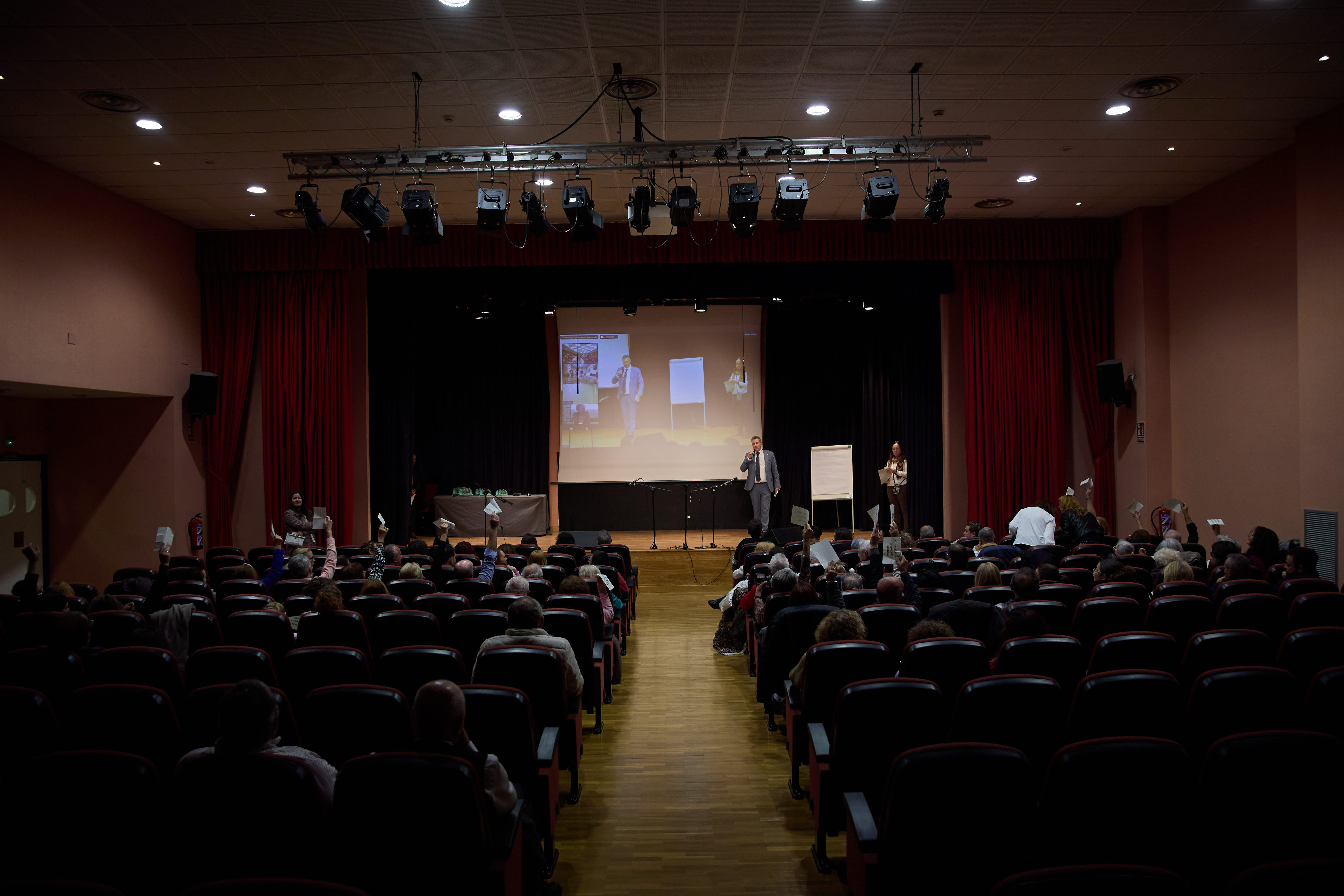 Plano general del salón de actos de la ONCE con público